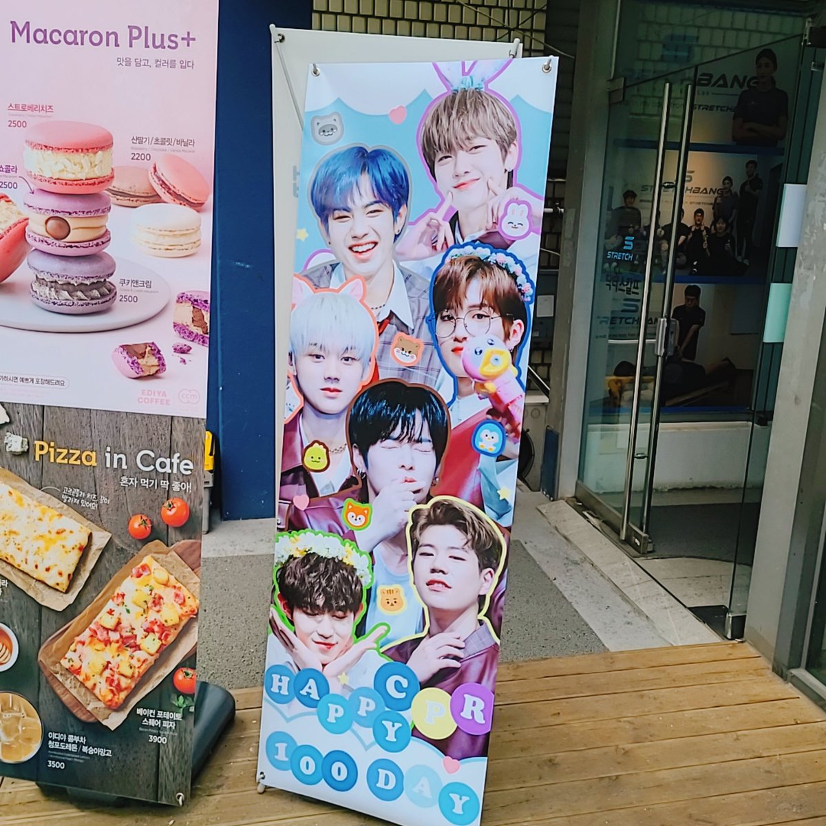 popconoppa's tweet photo. #HAPPY_CPR_100DAY
시넌이 포카들구 싸이퍼 데뷔 100일 축하하고 왔어용>.< 특전 사탕이랑 투명 프레임포카 진짜 아이디어 짱이에요,,, 천재 아니신지... 배너 그립톡 도무송 다 사랑과 애정과 정성이 가득가득해서 보는 내내 엄마미소짓게 됐어용😊😊 싸이퍼 데뷔 백일을 진심으로 축하드립니당🥳🥳 https://t.co/TOQXu8eU7C