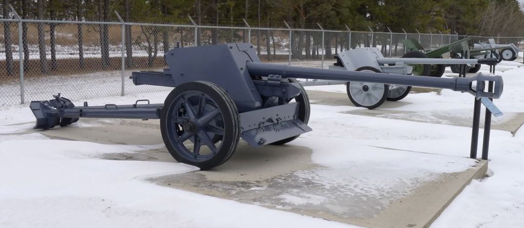 このコンパクトな機体に75ミリ砲を搭載してしまうのですから恐るべきドイツの科学。
この7.5cm砲は、陸で歩兵の重要な対戦車火力として活躍したあのPAK40の自動装填機verです。これで天空から撃たれた戦車がどんなことになるかはぜひMC☆あくしず掲載の漫画の方でご確認ください! 