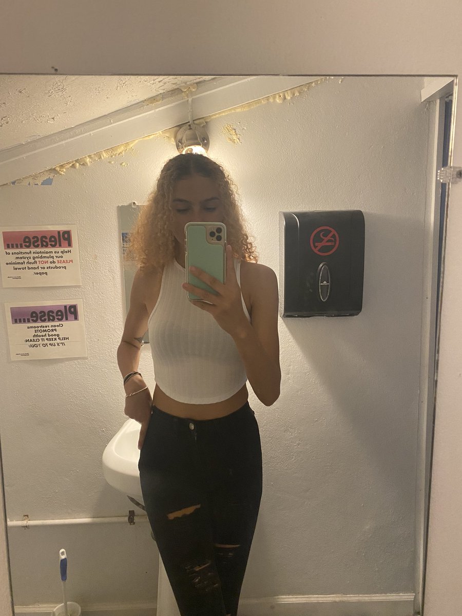 DarcyKnowles12's tweet photo. Same bathroom, different outfit &amp; date 🤧 https://t.co/E8AL32g1Cv