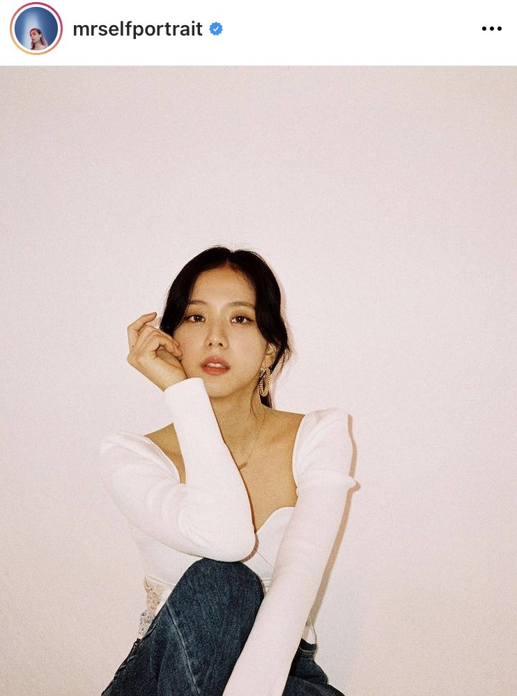 WorldwideJisoo's tweet photo. MrSelfPotrait Instagram update with JISOO.
‘@.sooyaaa_ wore our ivory knit lace top’.

📌 https://t.co/z2D0leGWRY

#BLACKPINK #JISOO #블랙핑크 #지수 @BLACKPINK https://t.co/cupPSz61xY