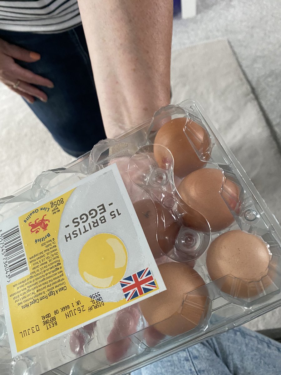 Bethaniee1D's tweet photo. @Tesco Cracked one of your eggs yesterday and this is what came out… https://t.co/f4HSU3hTEZ