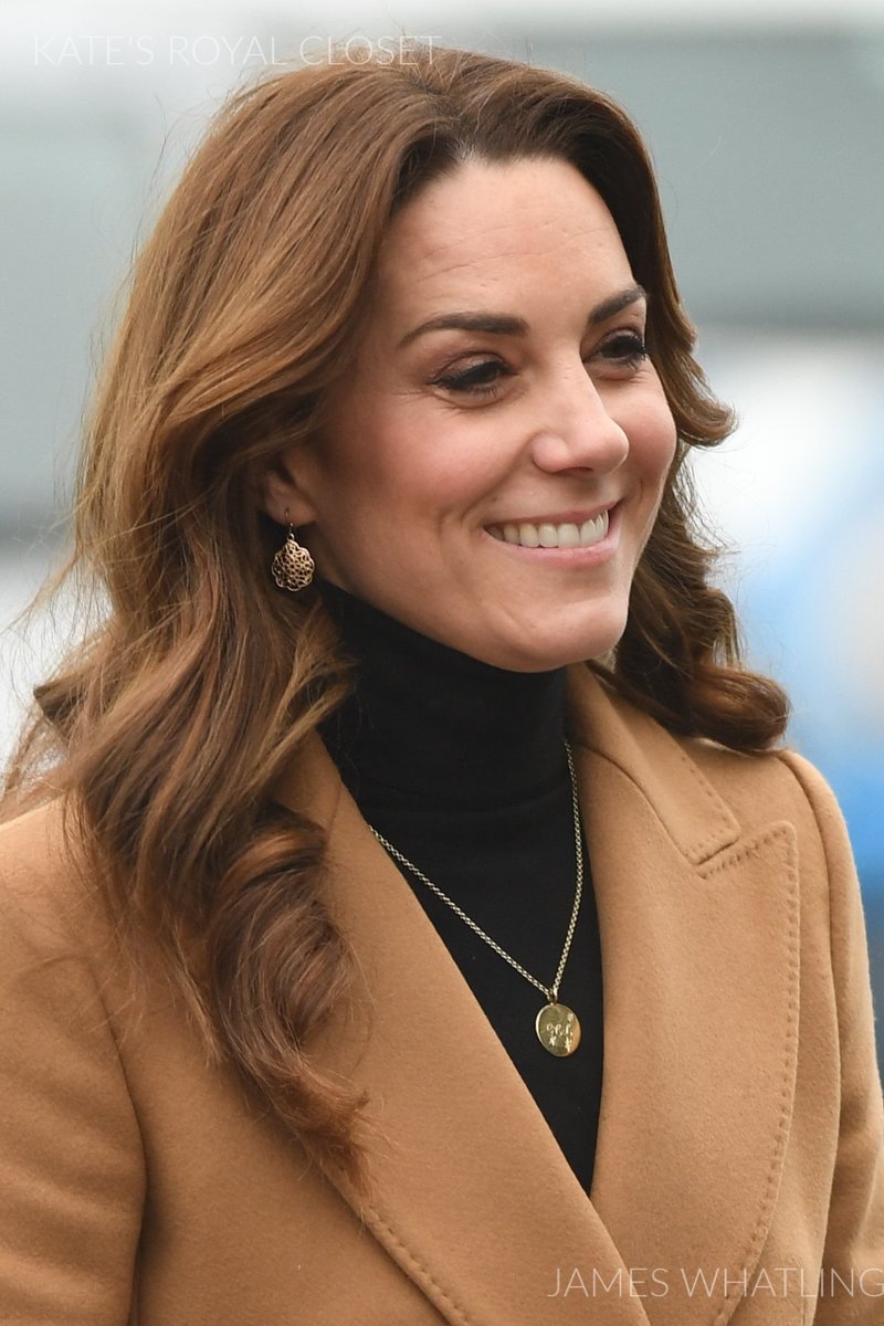 kateroyalcloset's tweet photo. Can you ever have too many coats? Answer: No. This classic coat from @MassimoDutti features double-breasted buttons and an extra long length. Check out this style Kate wore and #repliKates in the #KateStyleArchives: https://t.co/1q2BDJXEmr https://t.co/OOrxMMDXTf