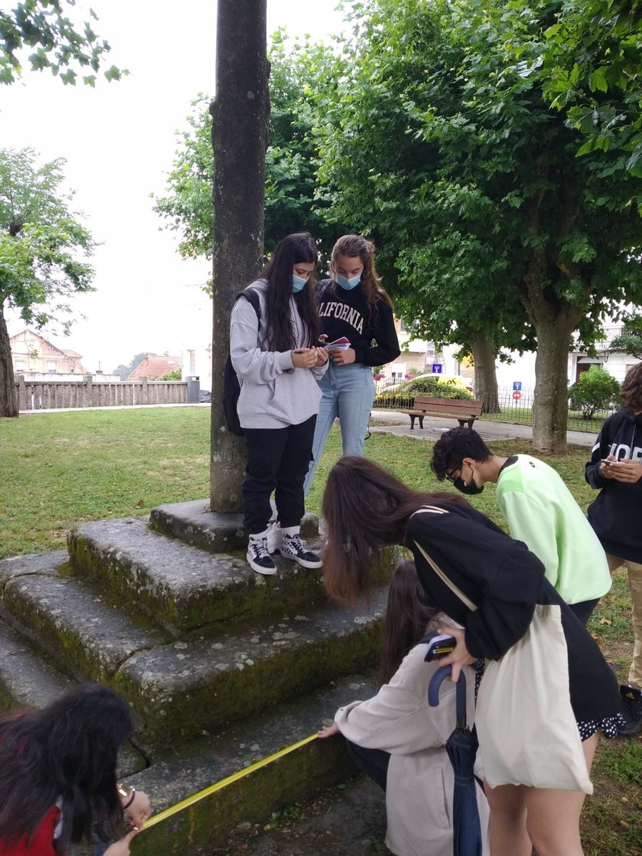 PilaGAgra's tweet image. Parabens a 3 ESO do Colexio Abrente de Sanxenxo, gañadores do concurso Matemáticas na Raia, organizado por #agapema, e #apm. Hoxe foi a entrega de premios con un roteiro matemático con #mathcitymap.