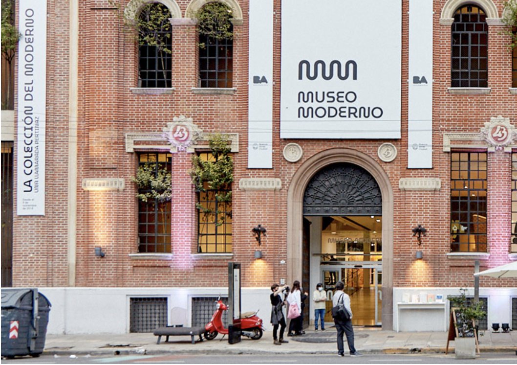 ModernoMuseo's tweet photo. ARQUITECTURA:
Los ladrillos hacen que se resalte esta línea horizontal en la fachada del edificio #sofisticación #tranquilidad
Las ventanas y puertas tienen una curvatura en la parte superior, dan   #dinamismo a la construcción.  
el #LOGO se presentó en la entrada del museo. https://t.co/0eM9svNwri