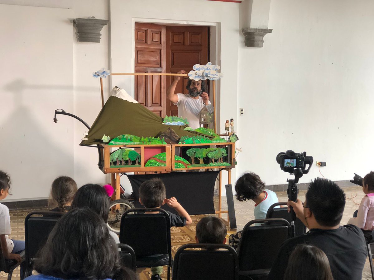 SECVERoficial's tweet photo. El fin de semana iniciaron las presentaciones de los proyectos seleccionados de la convocatoria #RaízMéxico. 

En Casa de Cultura de Coatepec #IVEC se presentó el programa musical "En-Cantos Naturales" de @Chuchumbe1 y el proyecto “La fábrica del agua” con Paulo A. Martínez. https://t.co/V2uAf4I51U