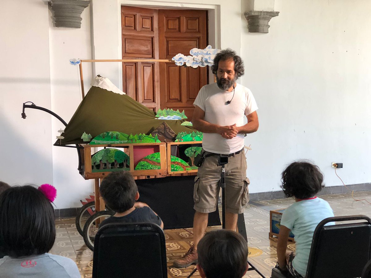SECVERoficial's tweet photo. El fin de semana iniciaron las presentaciones de los proyectos seleccionados de la convocatoria #RaízMéxico. 

En Casa de Cultura de Coatepec #IVEC se presentó el programa musical "En-Cantos Naturales" de @Chuchumbe1 y el proyecto “La fábrica del agua” con Paulo A. Martínez. https://t.co/V2uAf4I51U