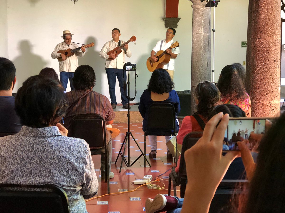 SECVERoficial's tweet photo. El fin de semana iniciaron las presentaciones de los proyectos seleccionados de la convocatoria #RaízMéxico. 

En Casa de Cultura de Coatepec #IVEC se presentó el programa musical "En-Cantos Naturales" de @Chuchumbe1 y el proyecto “La fábrica del agua” con Paulo A. Martínez. https://t.co/V2uAf4I51U