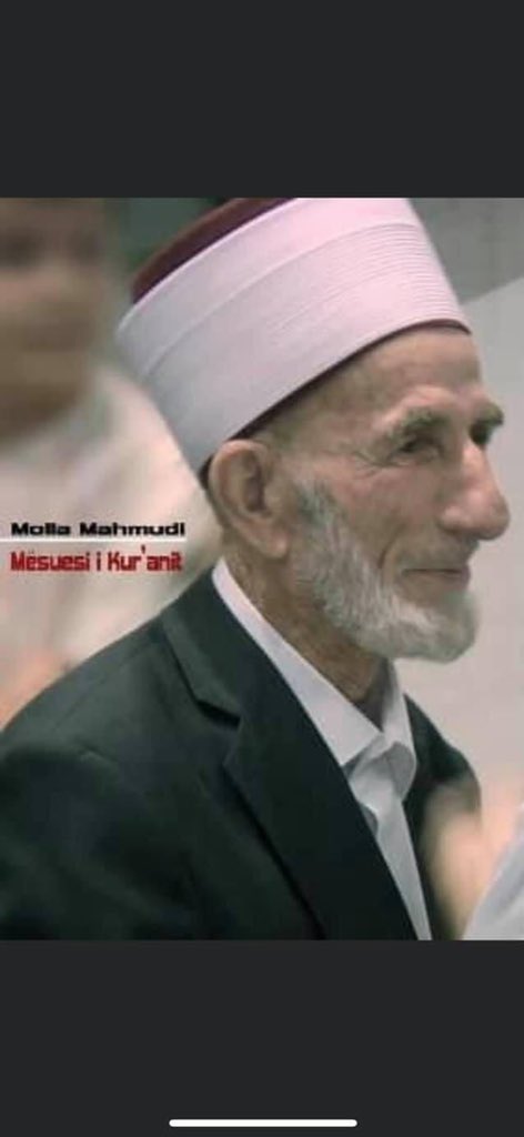 Cetres1's tweet photo. Kuzey Makedonya'da 200'den fazla hafız yetiştiren Hafız Mahmud Aslani Hoca (1932) vefat etti. Kalkandelen şehrinin ve içindeki Alaca Cami’nin sembolüydü. Yarım asır boyunca her gün sabah namazı için camiye gelir ve yatsı namazına kadar orada kalıp, çocuklara Kur’an öğretirdi. https://t.co/u2mXJ5qOLt