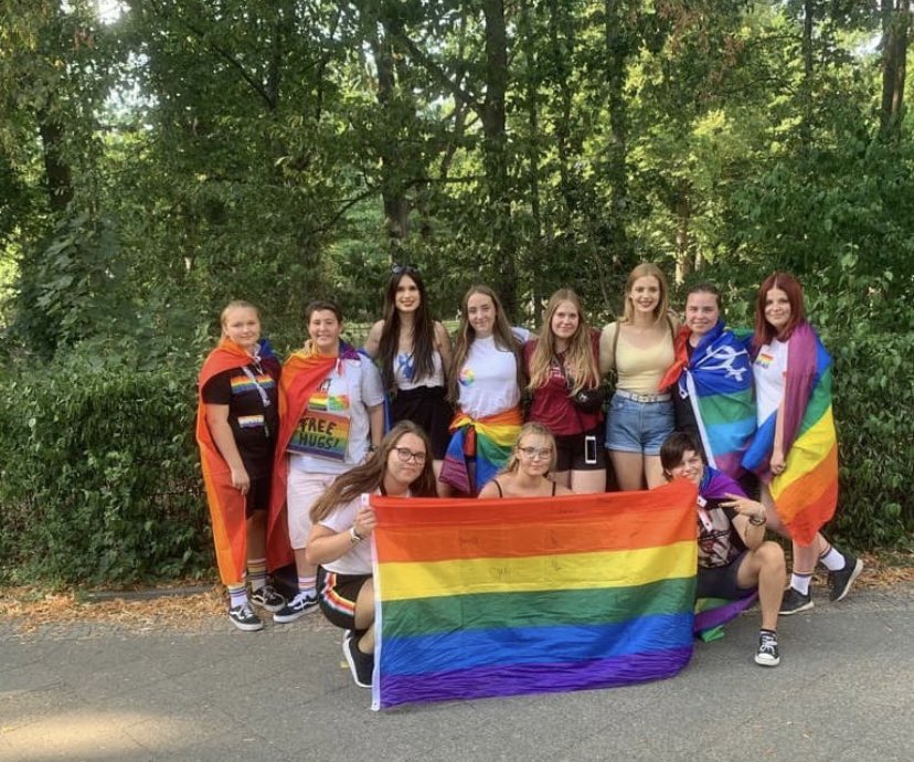 MrsAlizz's tweet photo. #lgbtgnu Ich habe mich im Januar 2018 als Lesbisch geoutet und hatte schon 2 richtige Freundinnen. Als ich mich bei meiner Mutter geoutet habe, habe ich extrem viel geweint aber sie meinte nur sie wusste es schon, da sie es gemerkt hat. @Gnu_Official_ 

CSD 2018
CSD 2019
 (1/2) https://t.co/7IYgfenKW5