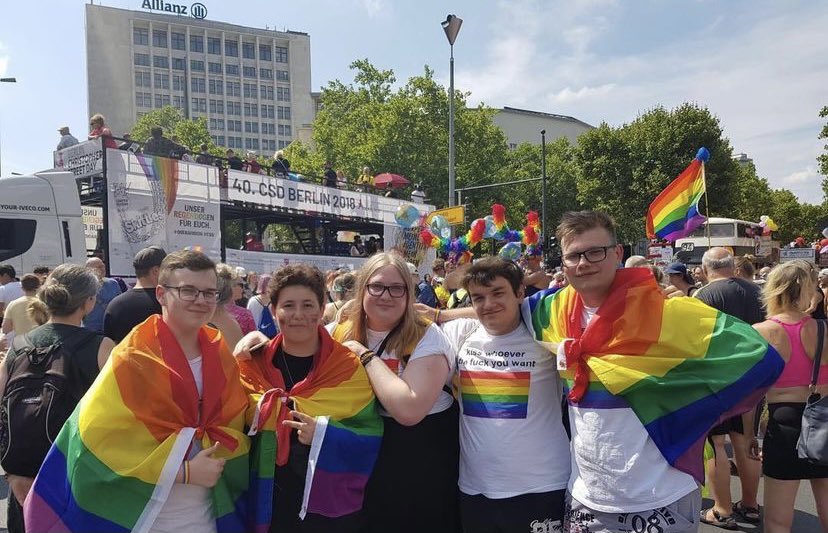 MrsAlizz's tweet photo. #lgbtgnu Ich habe mich im Januar 2018 als Lesbisch geoutet und hatte schon 2 richtige Freundinnen. Als ich mich bei meiner Mutter geoutet habe, habe ich extrem viel geweint aber sie meinte nur sie wusste es schon, da sie es gemerkt hat. @Gnu_Official_ 

CSD 2018
CSD 2019
 (1/2) https://t.co/7IYgfenKW5