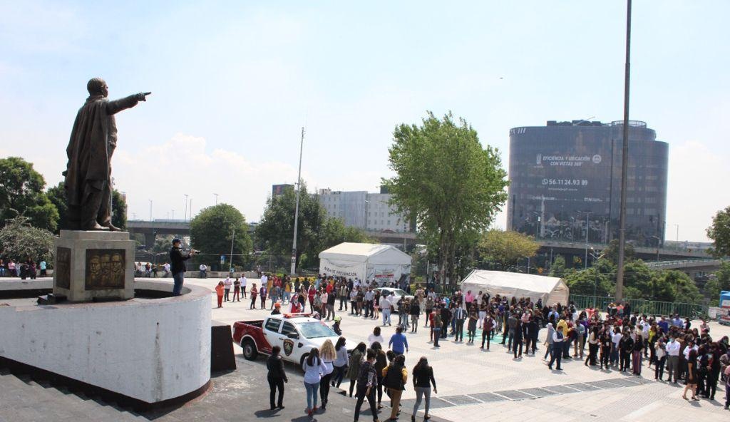 PDuranReveles's tweet photo. Más de mil servidores públicos del Gobierno de #Naucalpan participaron en el #SimulacroNacional2021. 
La capacitación a cargo de la Coordinación de Protección Civil municipal es permanente. Te invitamos a diseñar un plan de protección en conjunto con tus familiares y vecinos. https://t.co/rnl82hICCG