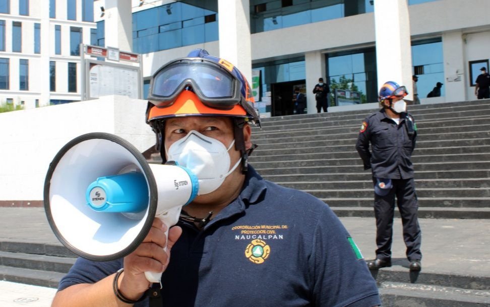 PDuranReveles's tweet photo. Más de mil servidores públicos del Gobierno de #Naucalpan participaron en el #SimulacroNacional2021. 
La capacitación a cargo de la Coordinación de Protección Civil municipal es permanente. Te invitamos a diseñar un plan de protección en conjunto con tus familiares y vecinos. https://t.co/rnl82hICCG