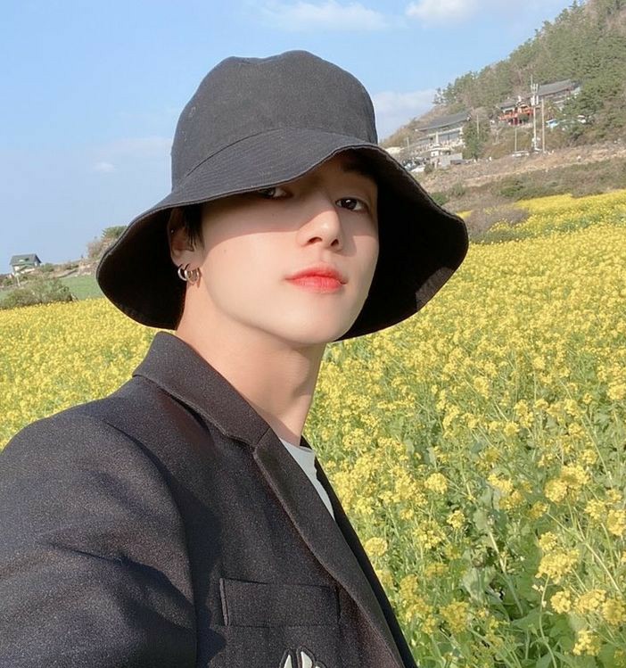 baeliliann's tweet photo. we see the same sky?☁️💙
#ATEEZ #ATINY #AtinySelcaDay #ATINYSELCASAY #atinyxforever #atinyselca #에이티즈 @ATEEZofficial https://t.co/cmZCx2mR2r
