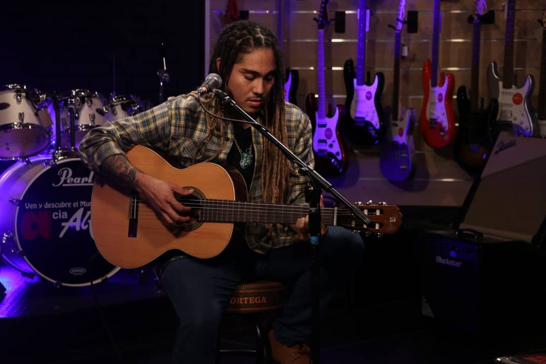 SERTVPANAMA's tweet photo. Te invitamos esta noche a sintonizar el especial #VampiroAbstemio, un homenaje a Yigo Sugasti. Conoce más sobre la carrera del panameño que fundó el movimiento #TocandoMadera impulsando la canción de autor.🎶🎙️🎸🎼
#YaFaltaMenos
#ProtégetePanamá
#TodosSomosPanamá https://t.co/ywvuFMffOc
