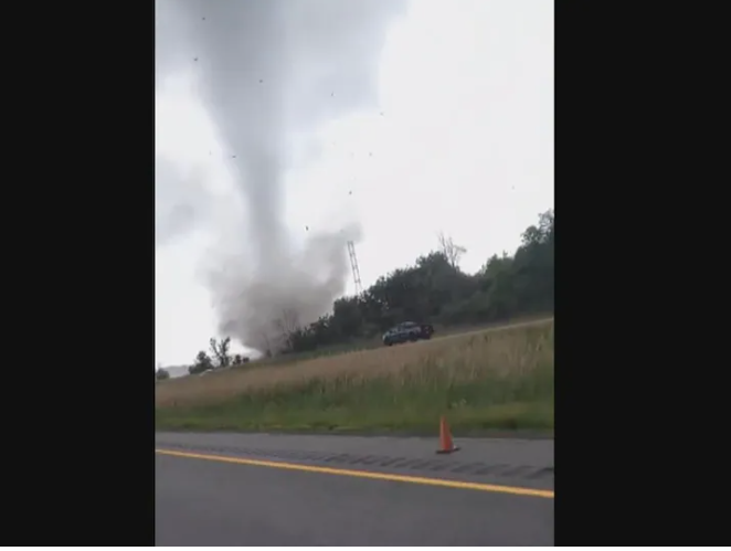 TORNADE
Une #tornade a touché terre en fin d'après-midi à #Mascouche et on rapporte un décès et des blessés. Aussi : importants dégâts. J'offre tout mon soutien aux gens touchés.
Soyez prudents !
#blocqc #polcan #polqc #alerte #oragesviolents
IMAGE : FACEBOOK / NICOLAS DUBREUIL