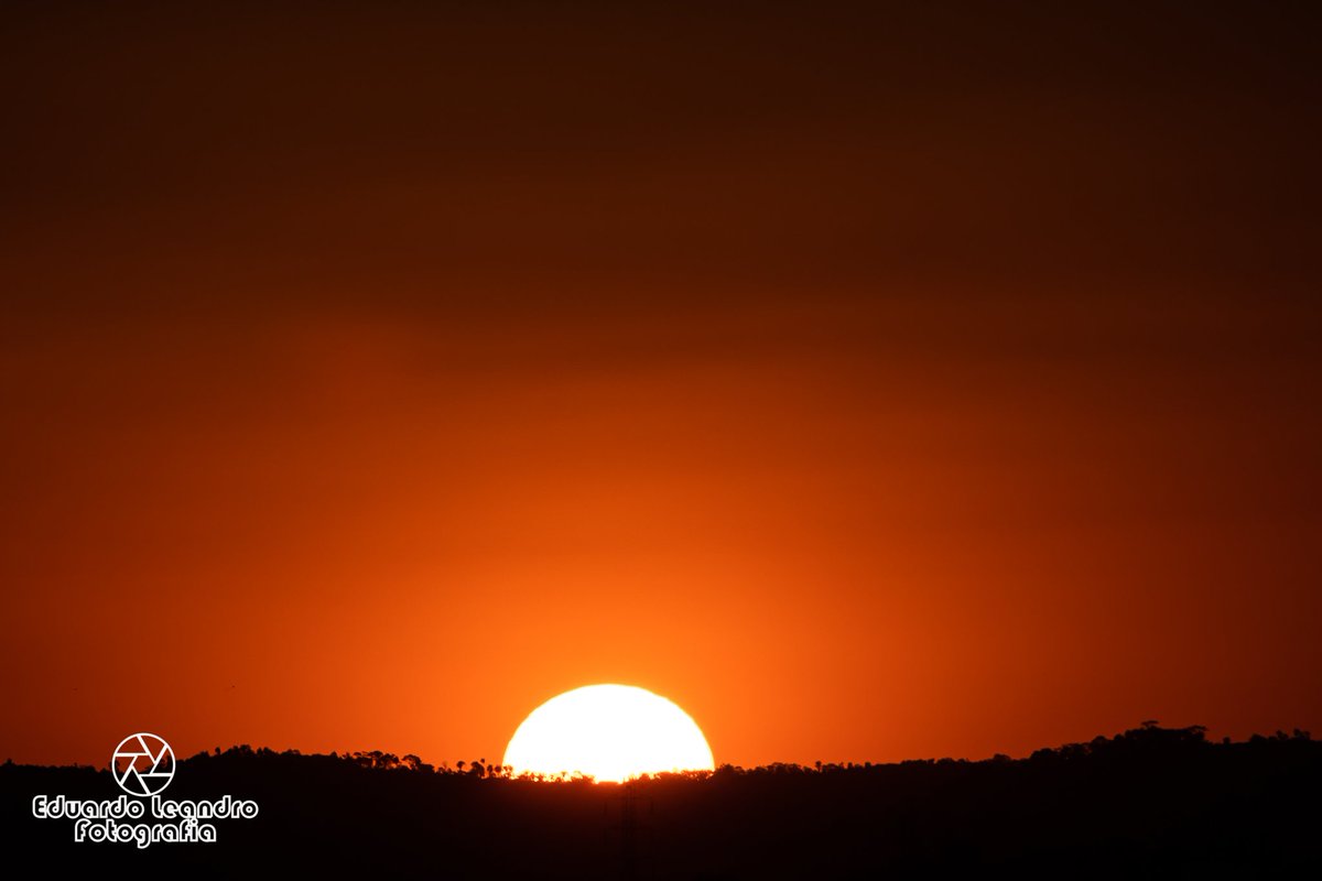 Eduardo_Leandro's tweet photo. Sunset Hunter
.
#fotografiaurbana #diadefotos #fotografia #fotografo #eduardoleandrofotografia #canon80d #lente75x300mm #canondlsr #ruasdebh #skyphotography #sky #belohorizontecity #uaimg #paisagem #landscape #dajanela #belohorizonte #pordosol #sunset #clouds #nuvens #dajanela https://t.co/xh03WRbRqS
