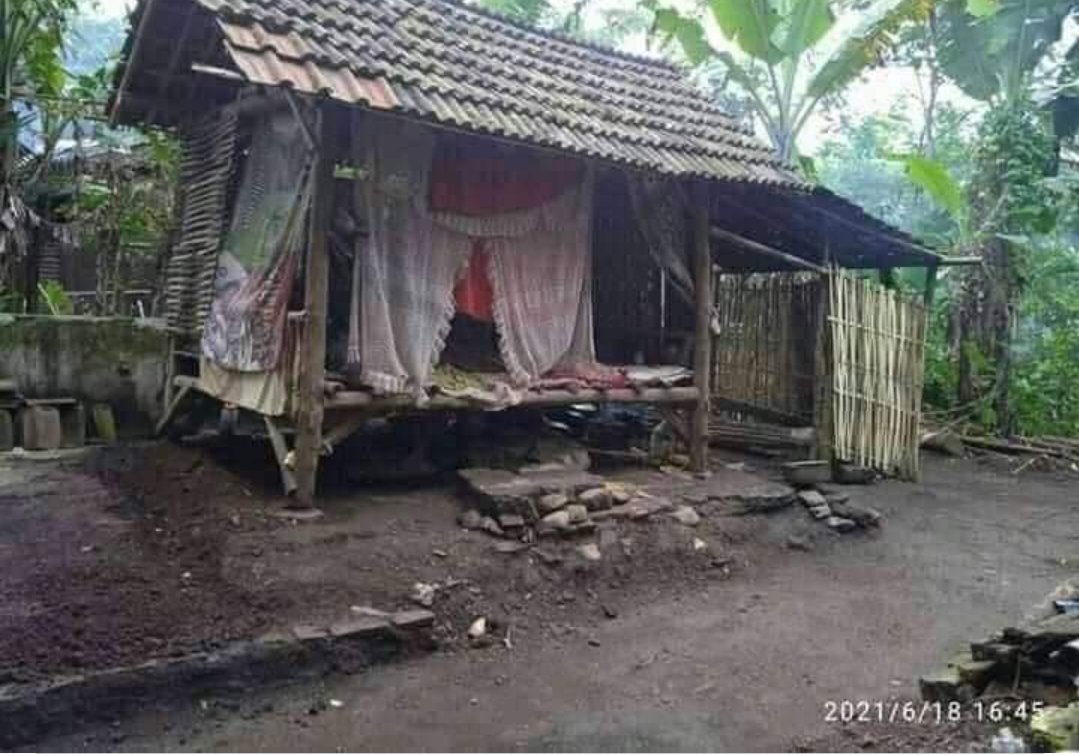 SEHATKAN SUAMI ISTRI INI
Wrg ds.Tlogosari rt 008 rw 003 ds.Tlogosari kec.Tlogosari kab.Bondowoso  tinggal digubuk sederhana yg tdk seluruhnya tertutup dgn dinding . dinginya kalau malam bagiamana....????
Kita akan bantu mereka secepatnya