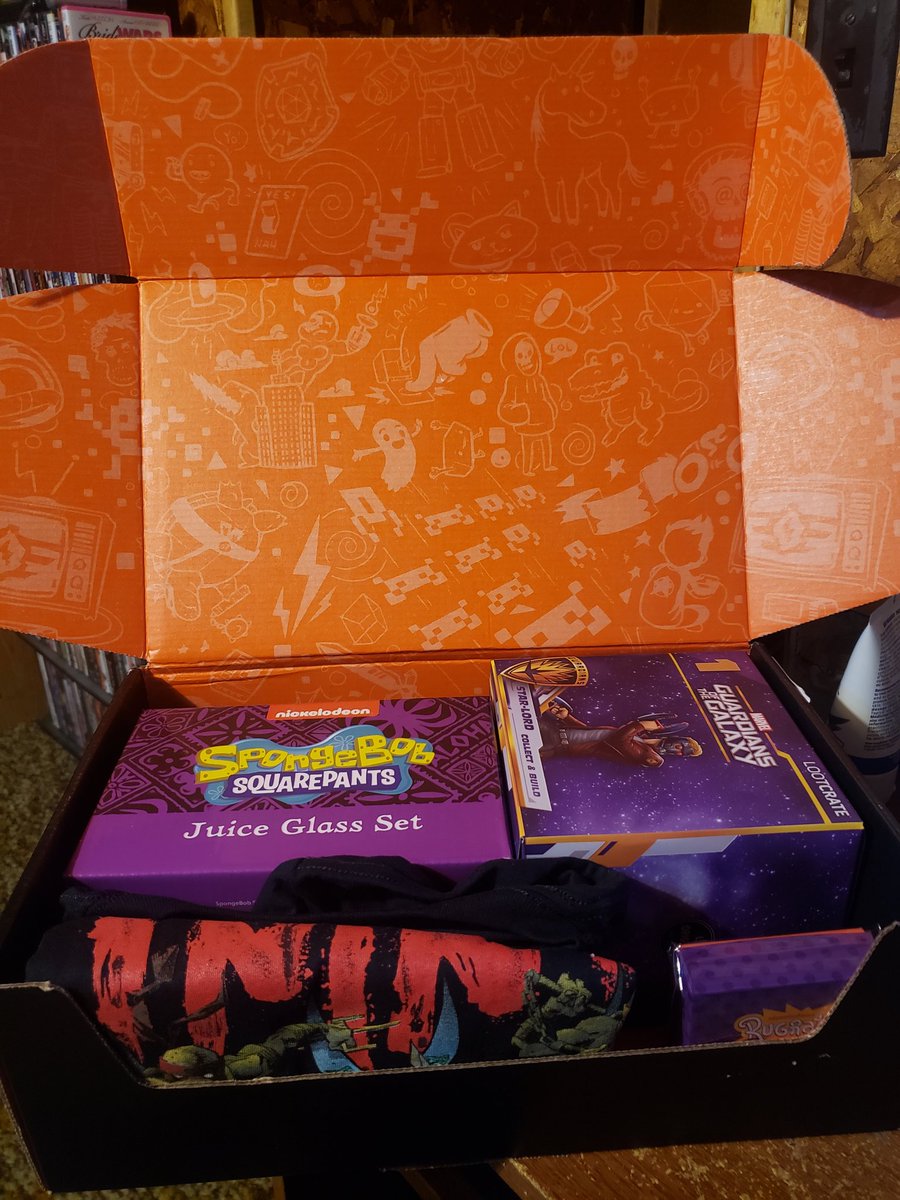 Mrshadow3232's tweet photo. #Lootcrate #Unboxing #may #theme #mixtape #lootpin #rugrats #spongebobsquarepants #juiceglassset #guardiansofthegalaxy #starlord #tmnt #tshirt https://t.co/oMnB17yuaL
