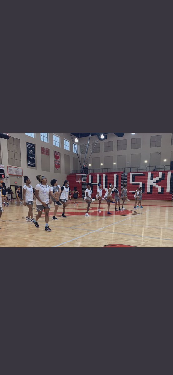 KeilleyBrown's tweet photo. I always end up playing on my birthday, and I love it every year! Great day today w/ my favorite people :) https://t.co/HHc3rlXhgs