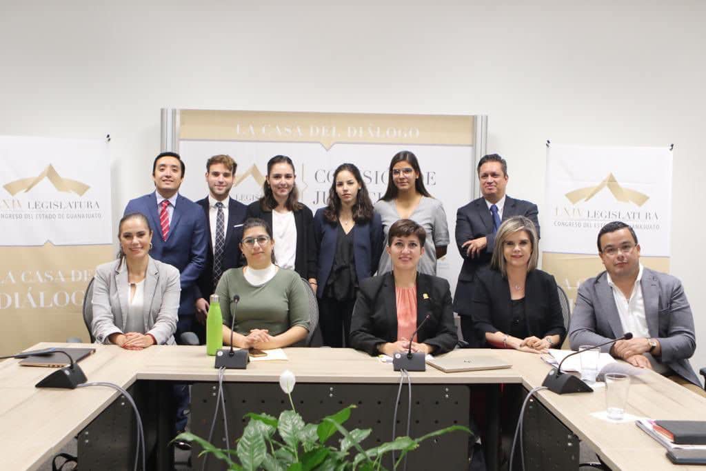 IberoLeon's tweet photo. El Pleno Congreso aprobó reformas al Código Civil para el Estado de Guanajuato que permiten la creación del Registro de Deudores Alimentarios en Guanajuato. La iniciativa fue propuesta en 2019 por cabilderos y cabilderas de la CEAL- de la Ibero León.

https://t.co/rOCUvZMZye https://t.co/4fQKgzxylF