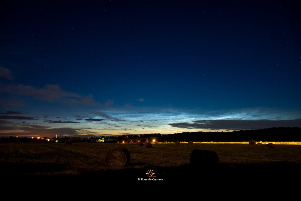 Magnifiques #nuagesnoctulescents observés ce lundi 21 juin 2021, après le coucher du soleil, jour du #solstice d'#été, dans l'#Indre, près d'Argenton-sur-Creuse. Photos : <a href="/FloC36/">Florentin Cayrouse</a> / @AssoMeteoCentre.
