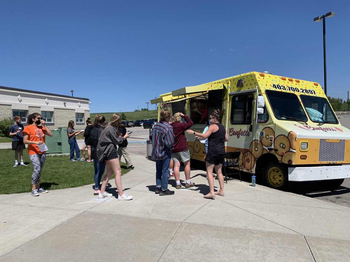 Summer solstice: a great day for ice cream!🍦Yum! Thank you to parent volunteer Lindsay Flynn for ensuring everyone got their treat before the bell! @CouncilRdl⁩ ⁦<a href="/fsd38/">Foothills School Division</a>⁩