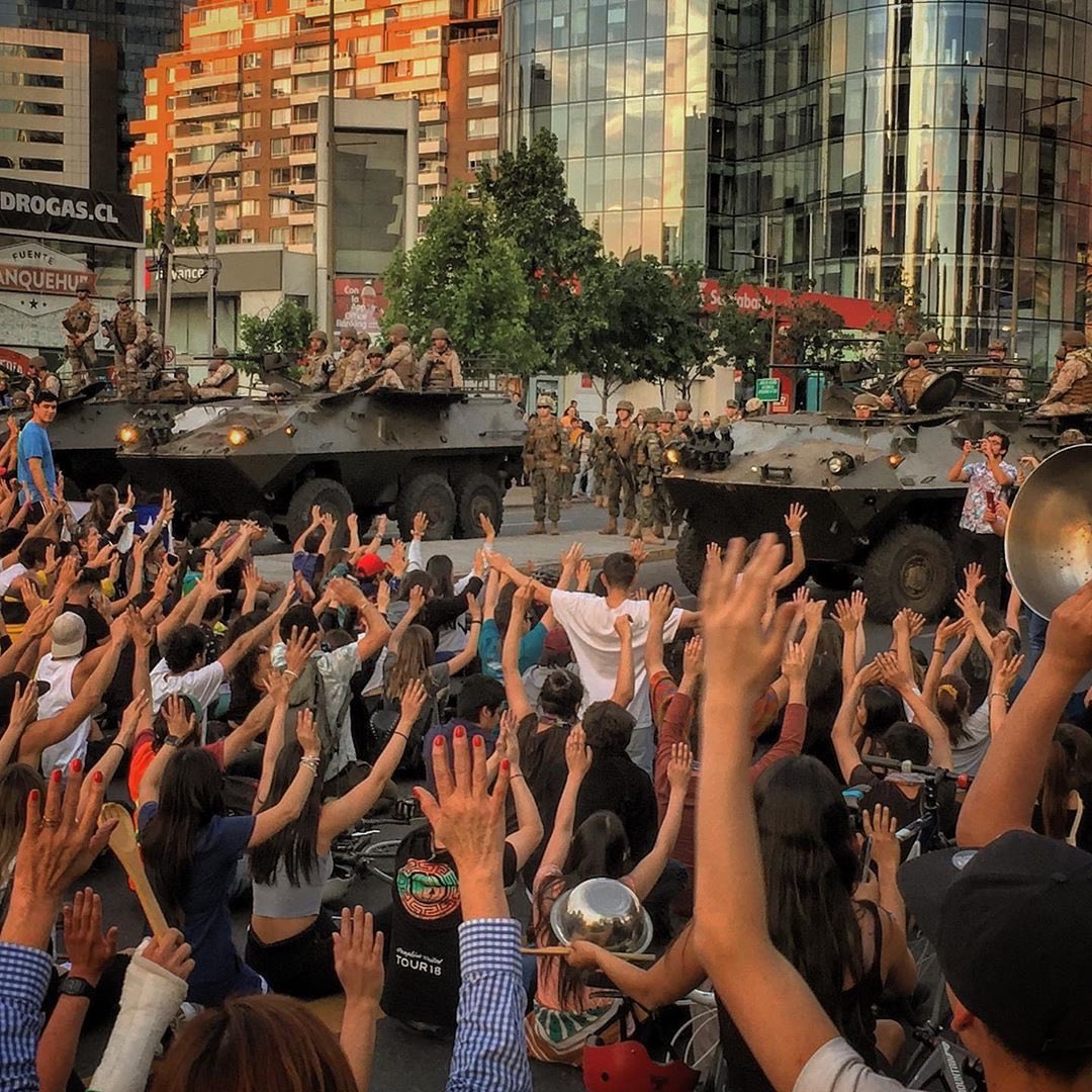 andres20ad's tweet photo. Esta imagen es de Chile  
Es de hace solo dos años
Un infeliz nos declaró la guerra
Y lanzó los milicos a la calle
Tuvimos más de 8 mil heridos
Más de 40 muertos
400 con traumas oculares
Gustavo y Fabiola perdieron sus ojos

Y el infeliz sigue hasta hoy en La Moneda. https://t.co/YILlmgsXON