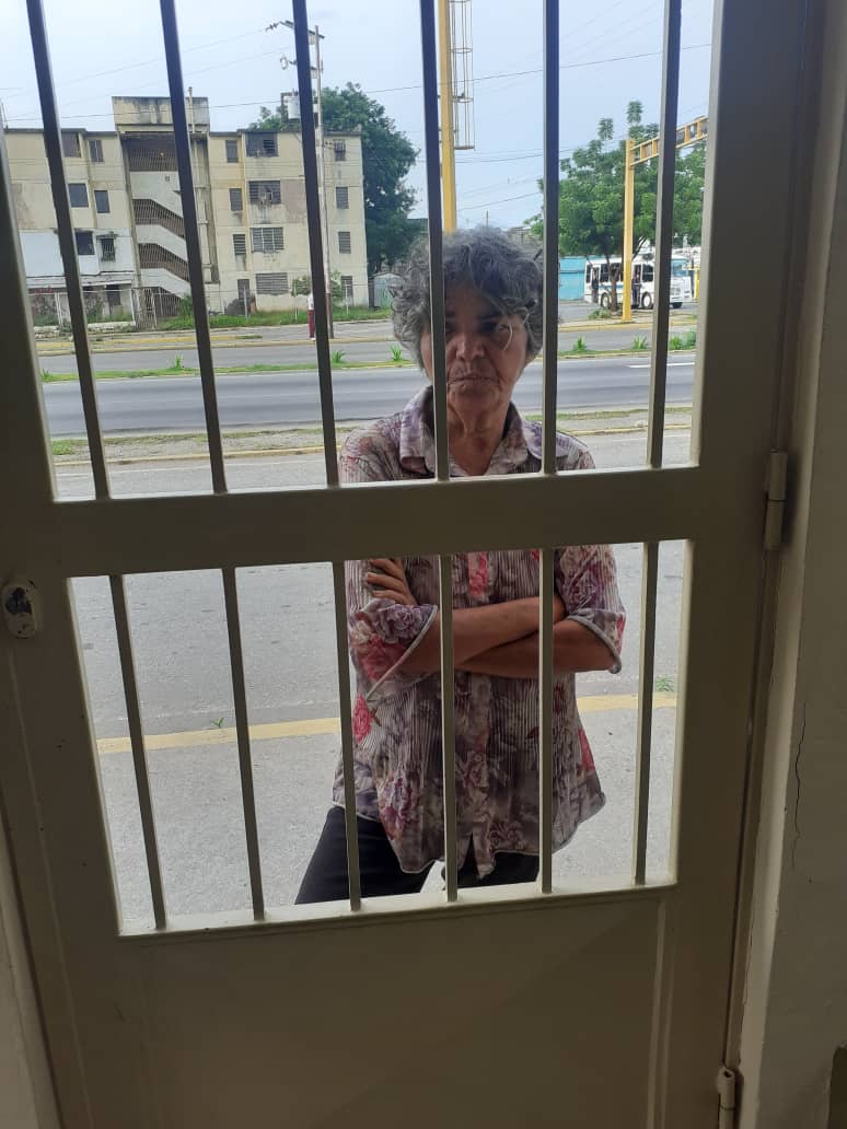 Buen día, aquí publico dos fotografias de una Sra. que se encuentra desorientada en la Av. Lara cruce con Uslar de Valencia; por si alguien la reconoce y avise a sus familiares, tiene unos 20 dias en la zona. Gracias por leer y repetir  el mensaje.