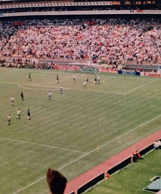 Sí, a todos esos hombres de blanco dejó en el camino Diego Armando Maradona hace 35 años. 

El instante preciso donde le hace un pase a la red para entrar a la posteridad. 👇