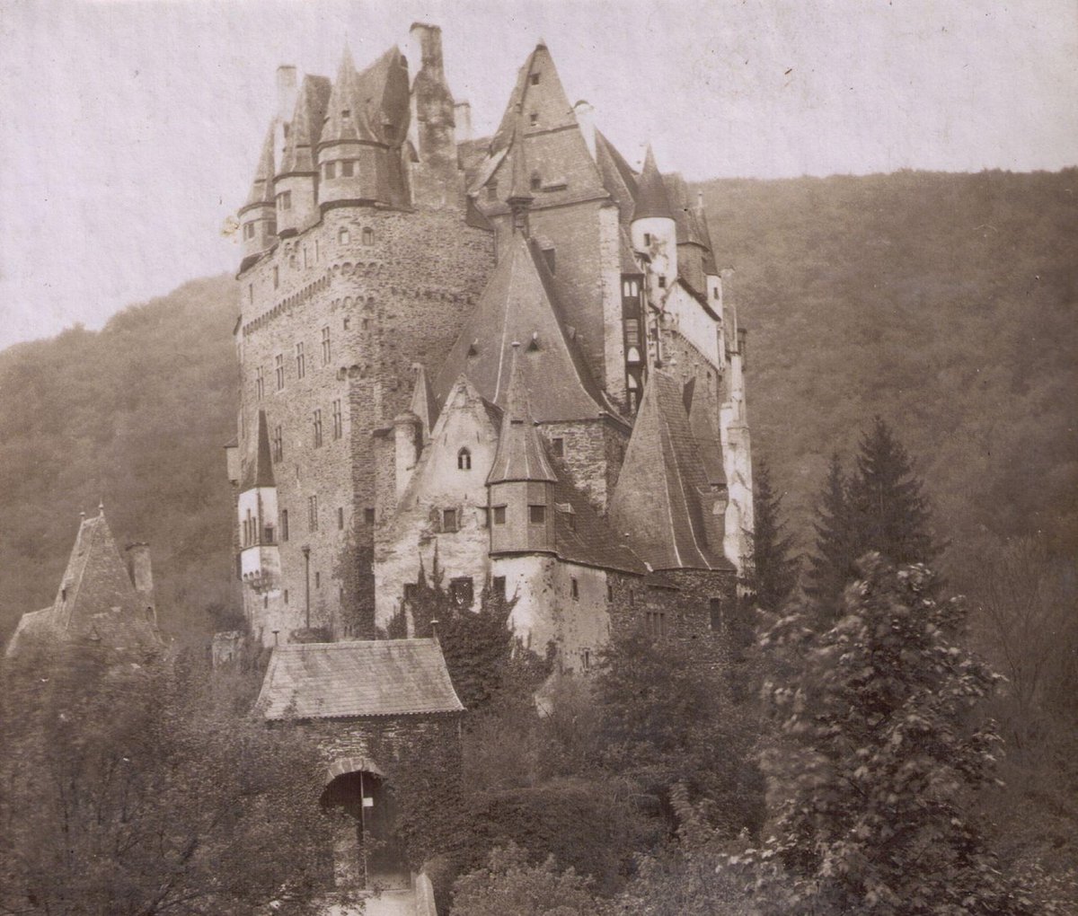 wikivictorian's tweet image. Eltz Castle, Germany. Photographed in 1910.