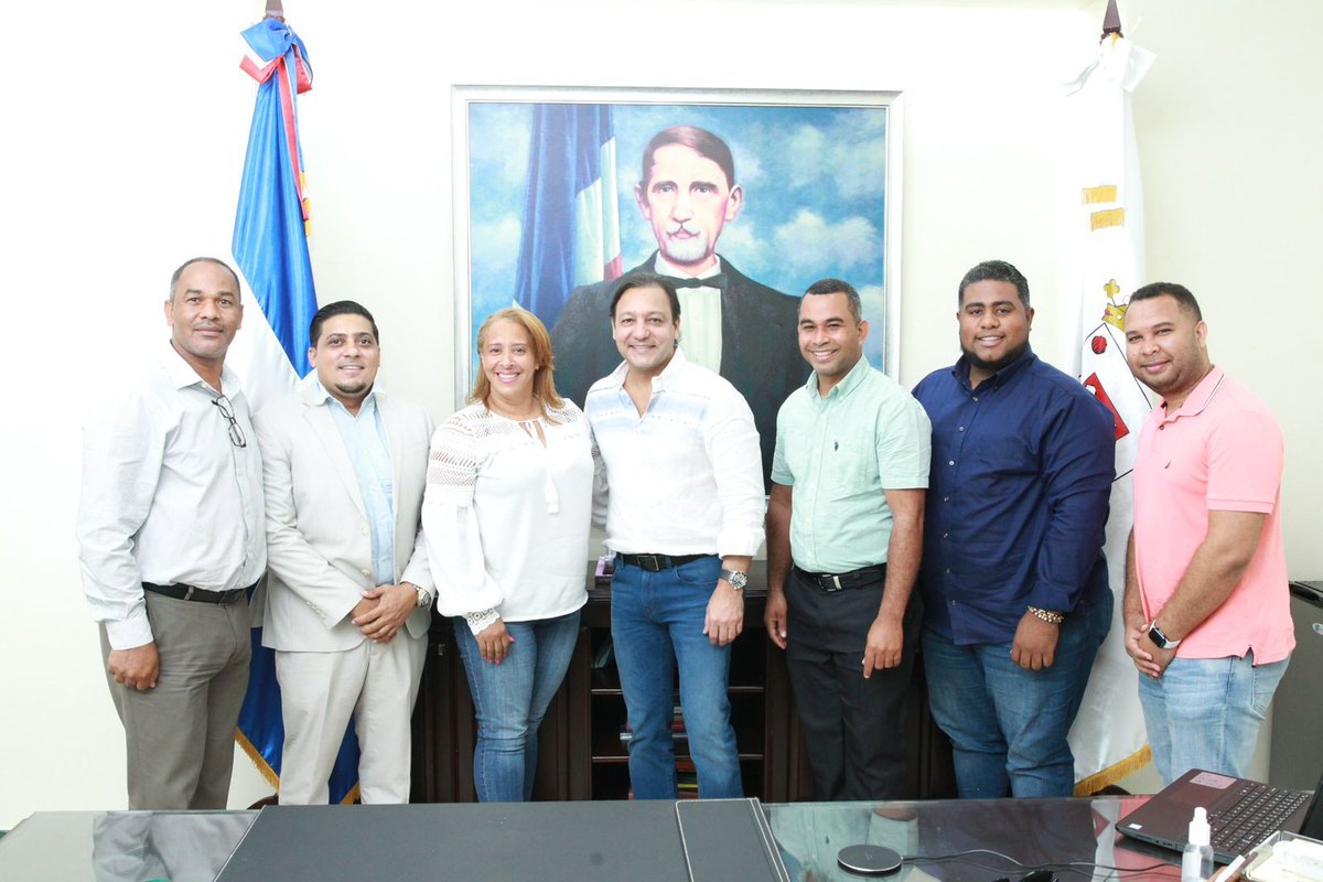 Bernar198200's tweet photo. La regidora rosa López y miembro del Comité central, Aníbal de luna, Darlin Paulino, @CESARDELENMATA y este humilde servidor formamos partes de la coordinación del equipo @AbelMartinezD a la presidencia del municipio de Tenares. https://t.co/o5IiOzVoqb