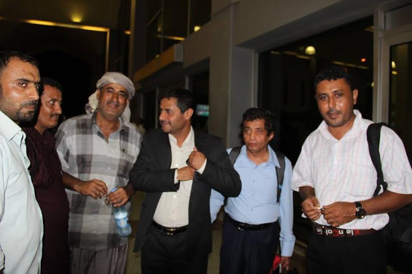 غسان الشعيبي سكرتير عيدروس الزبيدي وياسر اليافعي رئيس تحرير موقع وصحيفة يافع نيوز يستقبلون محمد البخيتي في مطار عدن 😉🤝🏼 .