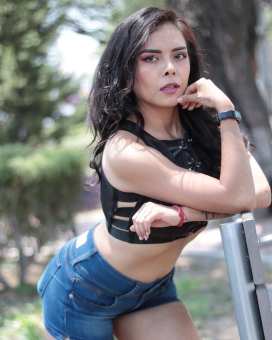 Que tengan excelente lunes babys. Recuerda que puedes ver mis nuevas escenas y todo mi contenido exclusivo