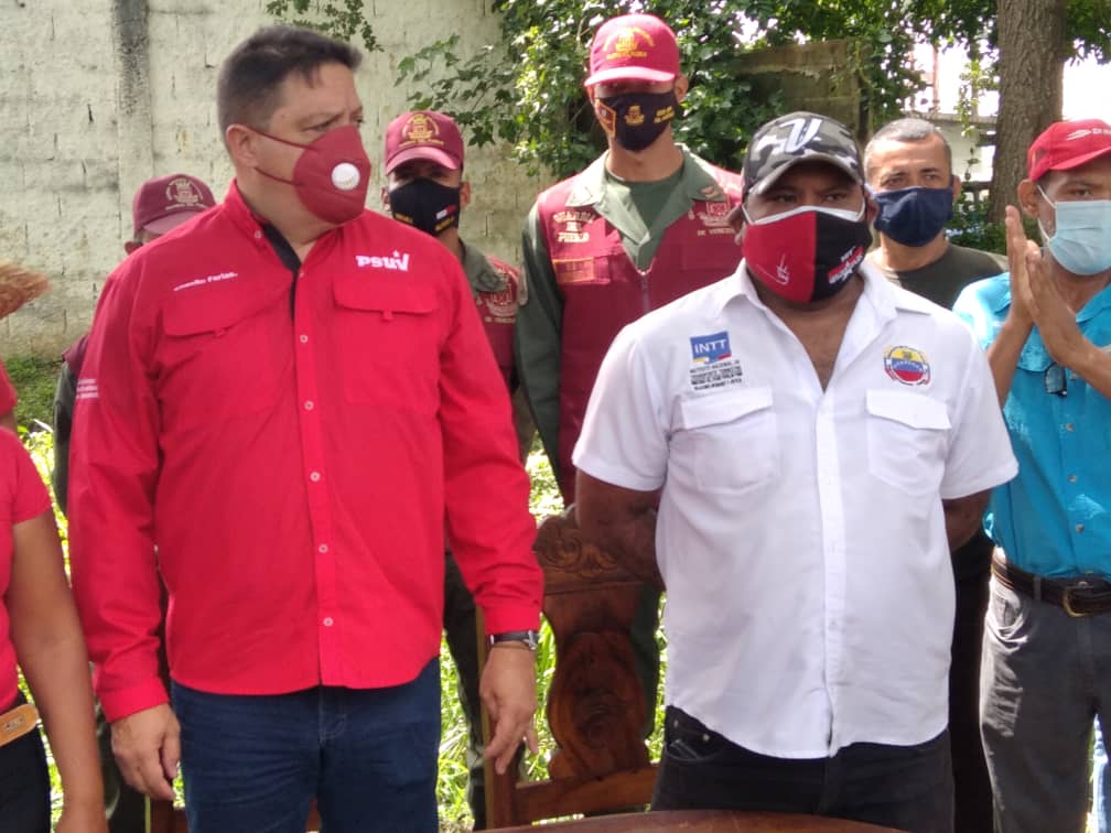 Apure_Rebel_MRT's tweet photo. En el Marco del Plan de Atención a las Víctimas de la Guerra Económica y Bloqueo Imperialista” el  Viceministro para el Transporte Terrestre Claudio Farías, y Entes Estadales visita Comunidad 19 de Marzo Municipio Biruaca Trabajo en sinergia Político-Social Comuna o Nada https://t.co/3vzgVEPCI3