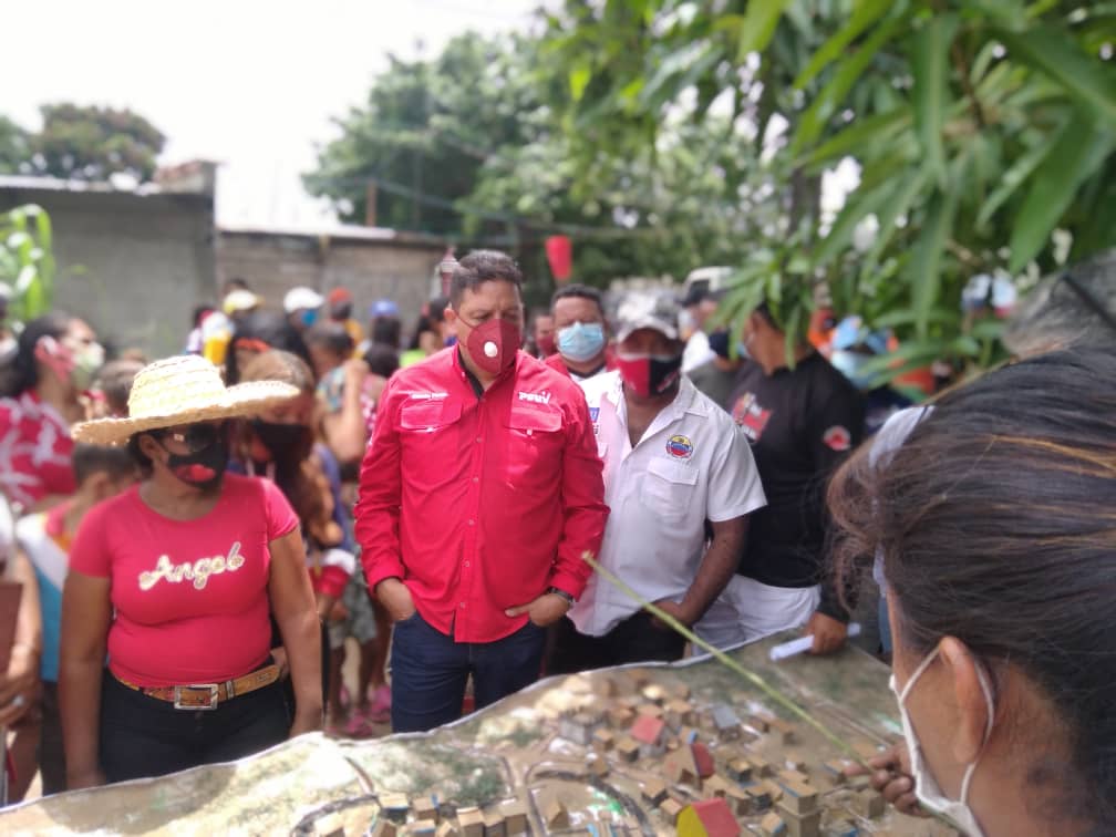 Apure_Rebel_MRT's tweet photo. En el Marco del Plan de Atención a las Víctimas de la Guerra Económica y Bloqueo Imperialista” el  Viceministro para el Transporte Terrestre Claudio Farías, y Entes Estadales visita Comunidad 19 de Marzo Municipio Biruaca Trabajo en sinergia Político-Social Comuna o Nada https://t.co/3vzgVEPCI3