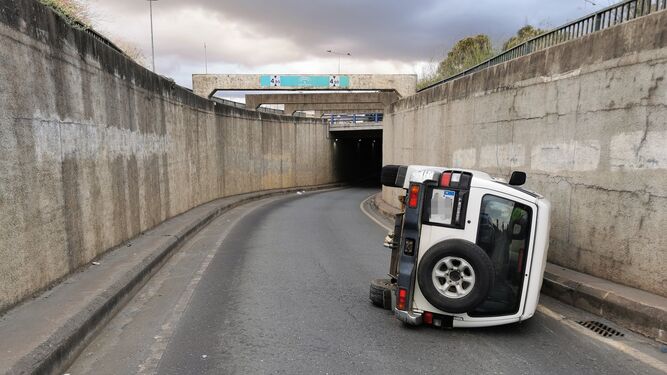 diariosevilla's tweet photo. Sufre un accidente el Alcalá de Guadaíra y lo detienen por llevar una pistola https://t.co/dtEqzBiD3O https://t.co/4eYMy3mVhM