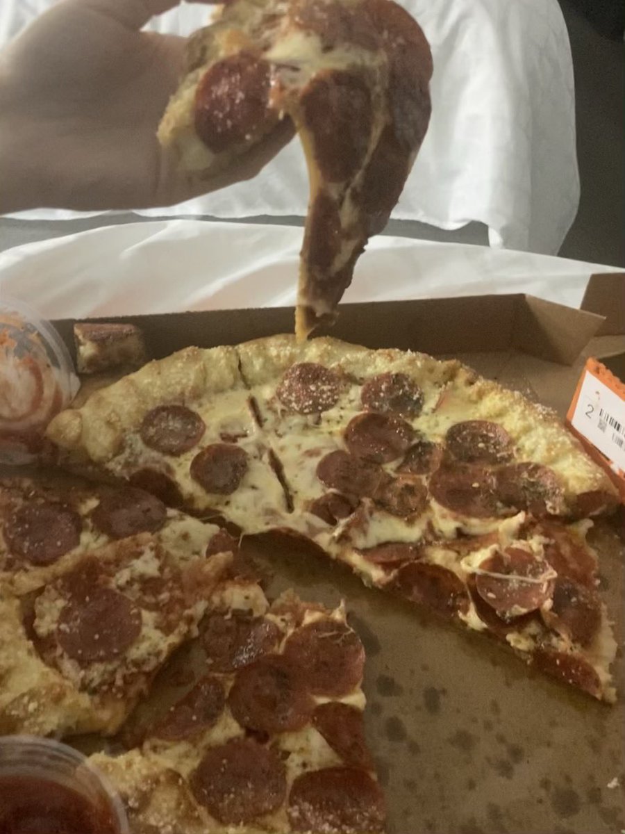 BanditsMom62's tweet photo. @littlecaesars 4434 Hoffner Ave Orlando FL, 32812 just served up the worst pizza I’ve ever tried to eat. Not kidding. It was disgusting. Try harder https://t.co/tuZiRnqBUR