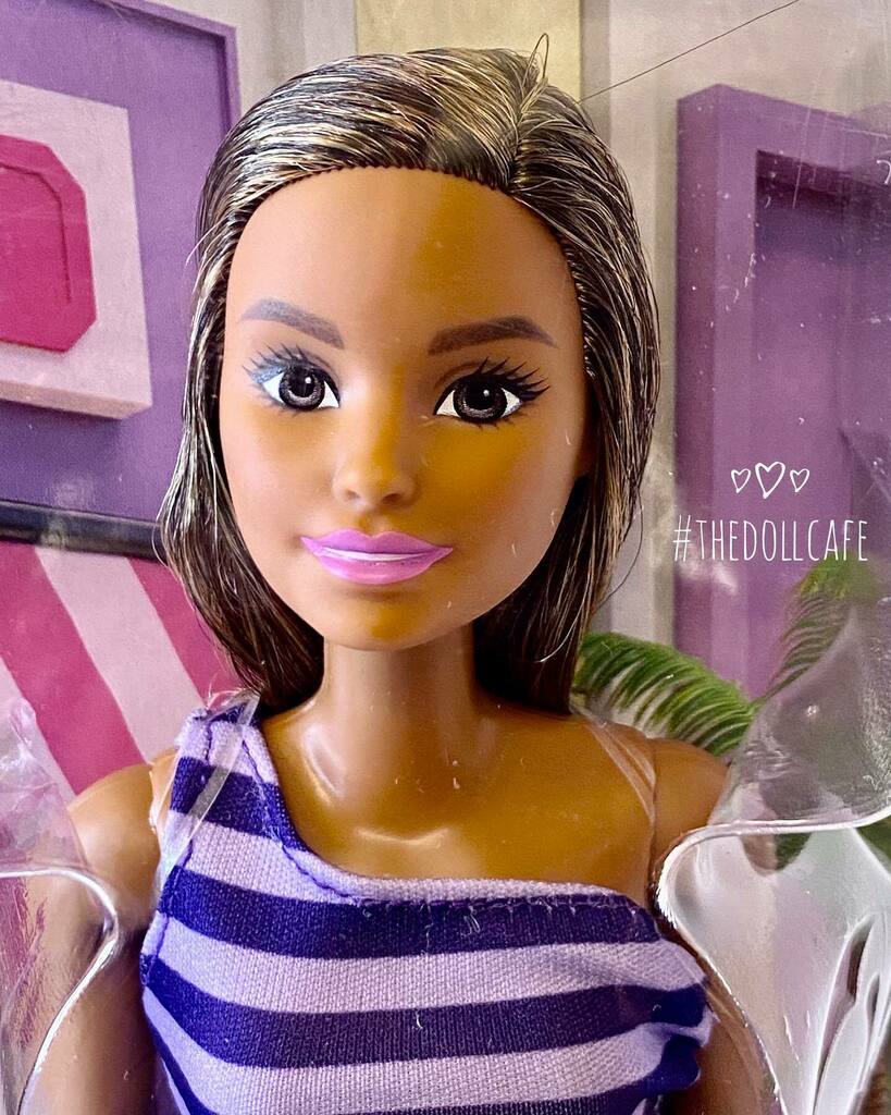thedollcafe's tweet photo. Barbie Glitz #FXL69 closeup. She has the sweet #neysafacemold. (2019). Take a look at the very last slide to see how different the doll’s hair is from the stock picture. #barbiestyle #thedollcafe #mattel #2019barbie #barbie2019 #barbieblogger #dollblogge… https://t.co/mOdjyiIiU4 https://t.co/5fkYRetnVF