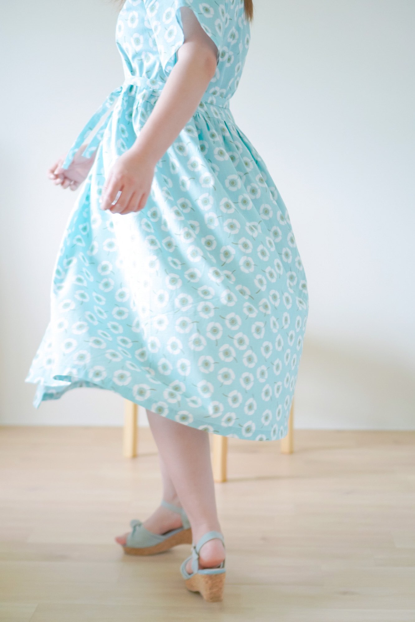 Fluff プレゼント企画中 手縫いで作ったワンピースです 和服のように前で合わせて着るデザインです 洋服をつくることはなかったのですが 型紙から試行錯誤して作りました ハンドメイド ハンドメイド好きさんと繋がりたい 手縫い T Co