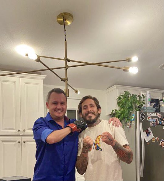 CarlosVeraMor1's tweet photo. Un buen amigo me pregunto si el “Chito” Vera era mi primo, yo le respondí: en Manabí todos somos hermanos. Gracias @chitoveraUFC por tu hospitalidad y por llevar en alto la bandera de Ecuador. Eres un orgullo para nuestra nación. 

#UFCVegas29 https://t.co/fFTA0EATYw
