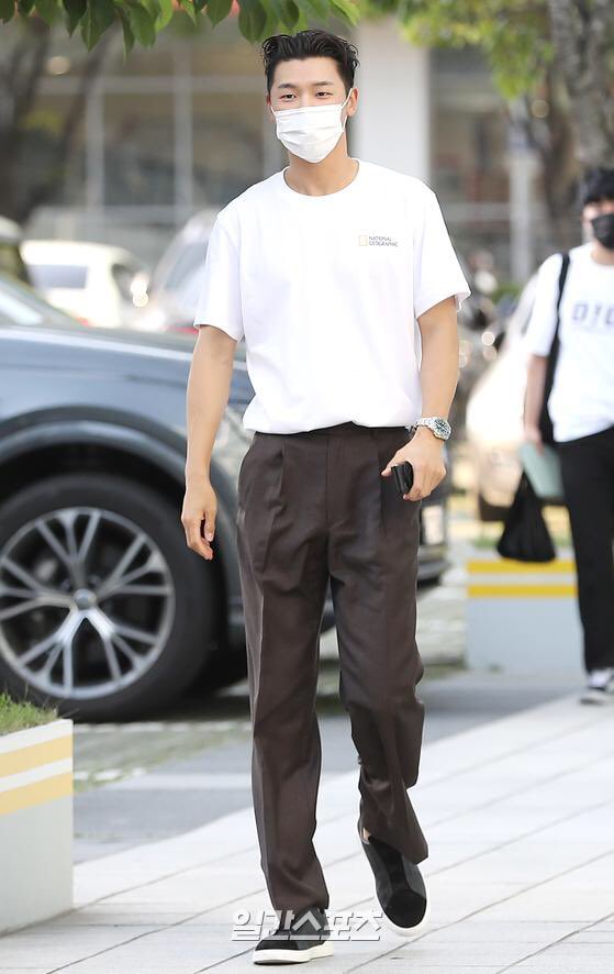 bluxcnblue's tweet photo. Que elegancia la de Francia! Nuestro hermoso en la SBS hoy por la mañana para su programa de radio "YoungStreet" extrañabamos estas fancams 💙 el tan bello siempre 
#cnbluelatinoamerica #BoiceLatinas #boice라틴아메리카 https://t.co/RMBWfHtkgR