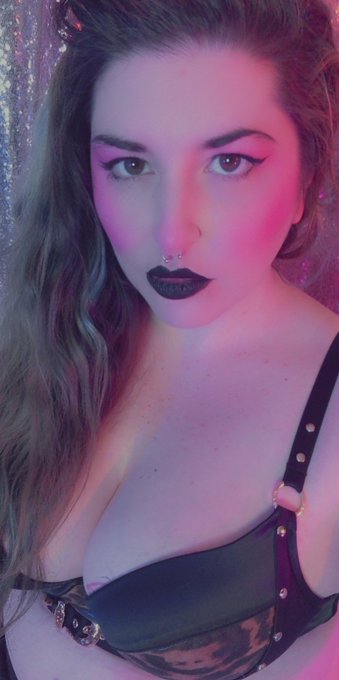 Going to do some live tease and denial show on my AVN Stars shortly. Subscribers only 💕 https://t.co