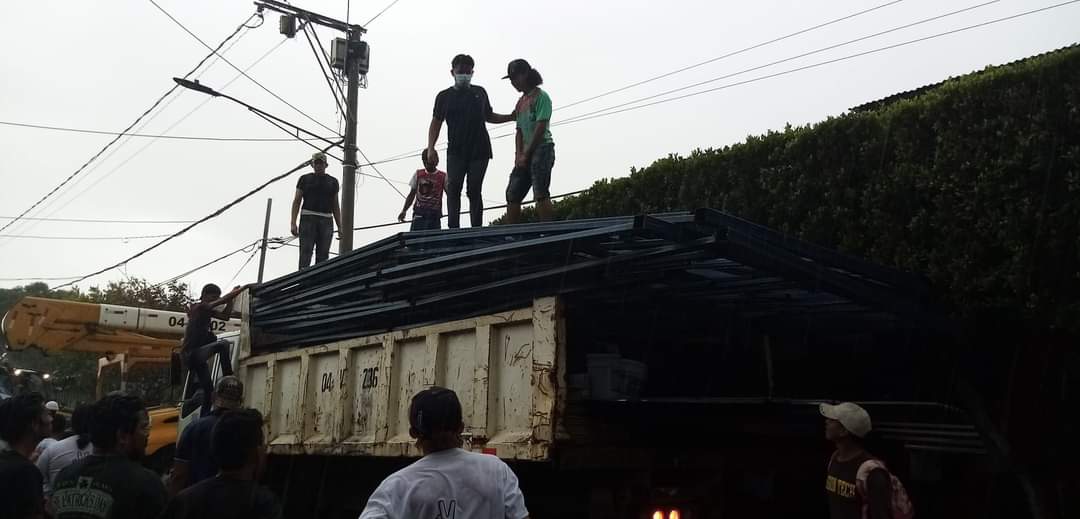 Somos2V's tweet photo. Es el preciso momento en que la juventud sandinista alcaldía de Managua y la comunidad organizada brindan el apoyo a las familias afectadas por el incendio de esta mañana en barrio Santa Ana del distrito 2 de Managua.
#Nicaragua 💪✌️#SeguimosCambiandoNicaragua https://t.co/jfLURrbG2G