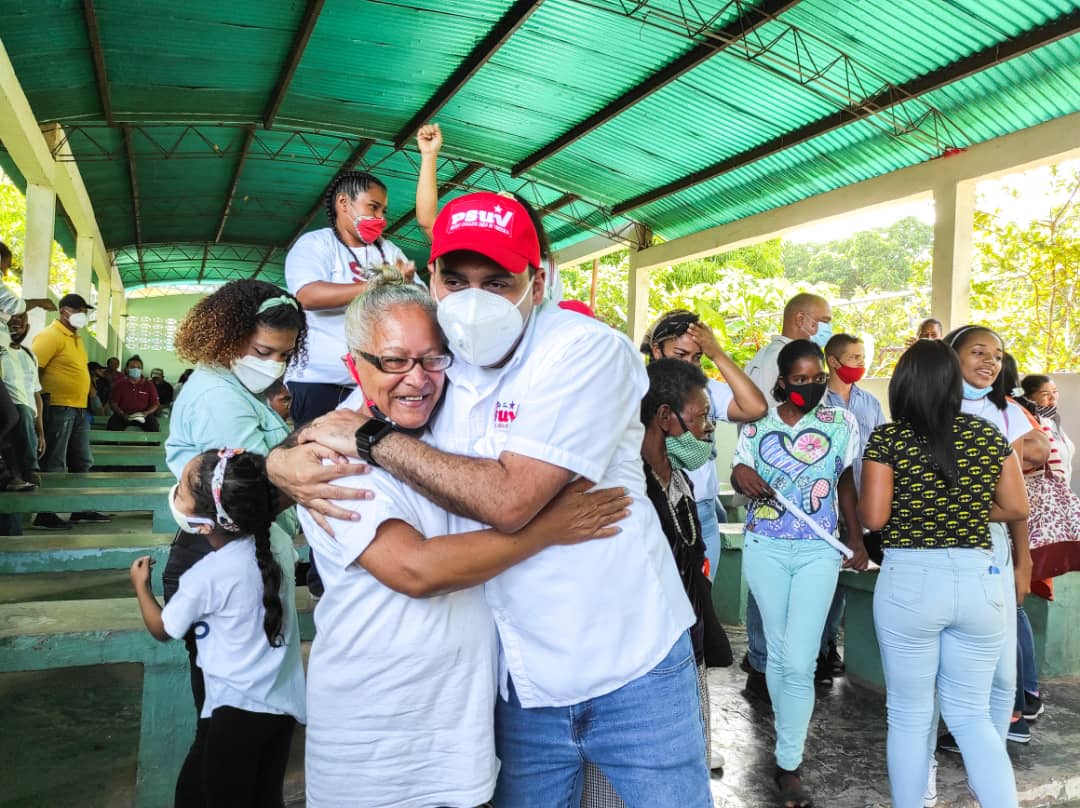 AliCprimera's tweet photo. Siempre unidos. Demostrando nuestra ética revolucionaria.⁣
⁣Estuvimos en una asamblea en Cabure en la Sierra de Falcón junto a la UBCH Manuel Antonio García, explicamos la metodología para la postulación de los candidatos @PartidoPSUV  el próximo #27Jun https://t.co/LpHJ4z5QoH
