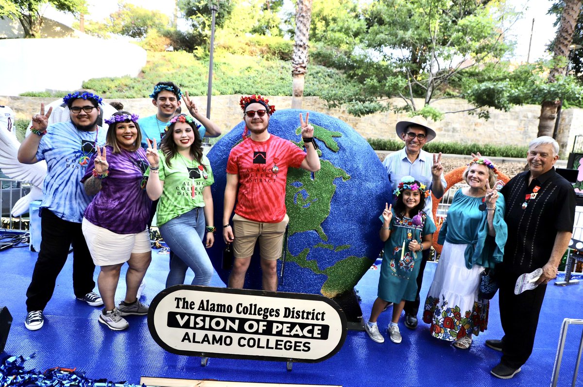 AlamoColleges1's tweet photo. ✌️ Cheer us on as we float on by! We are proud to participate in tonight’s @TXCavaliers #RiverParade! 🚤 #AlamoColleges #VivaFiesta #VisionOfPeace https://t.co/KtaNx6xzO1