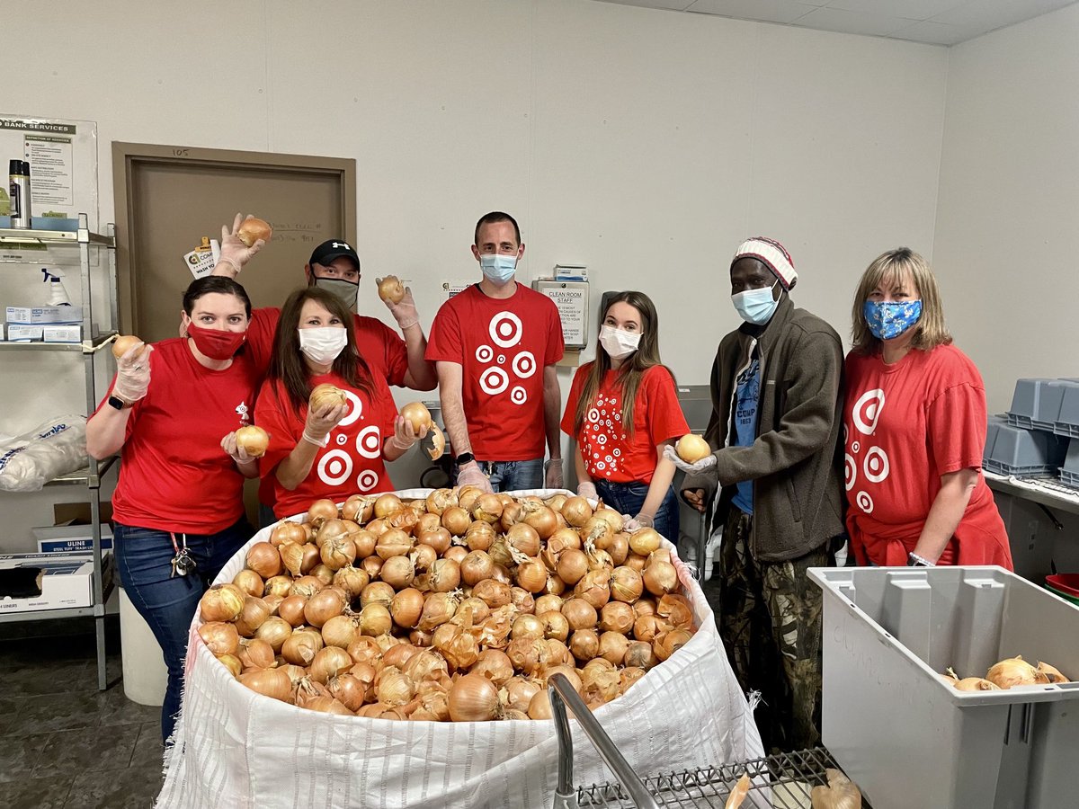 Sorted and bagged over 2k lbs of onions today with this crew at Channel One Food Bank in Rochester! 🥳🥳#T1351 #TargetGivesBack ⁦<a href="/KestutisJocius/">Kestutis Jocius</a>⁩ ⁦<a href="/erin_eee/">Erin TeBeest</a>⁩ ⁦<a href="/lindsaymtrainor/">Lindsay Trainor</a>⁩