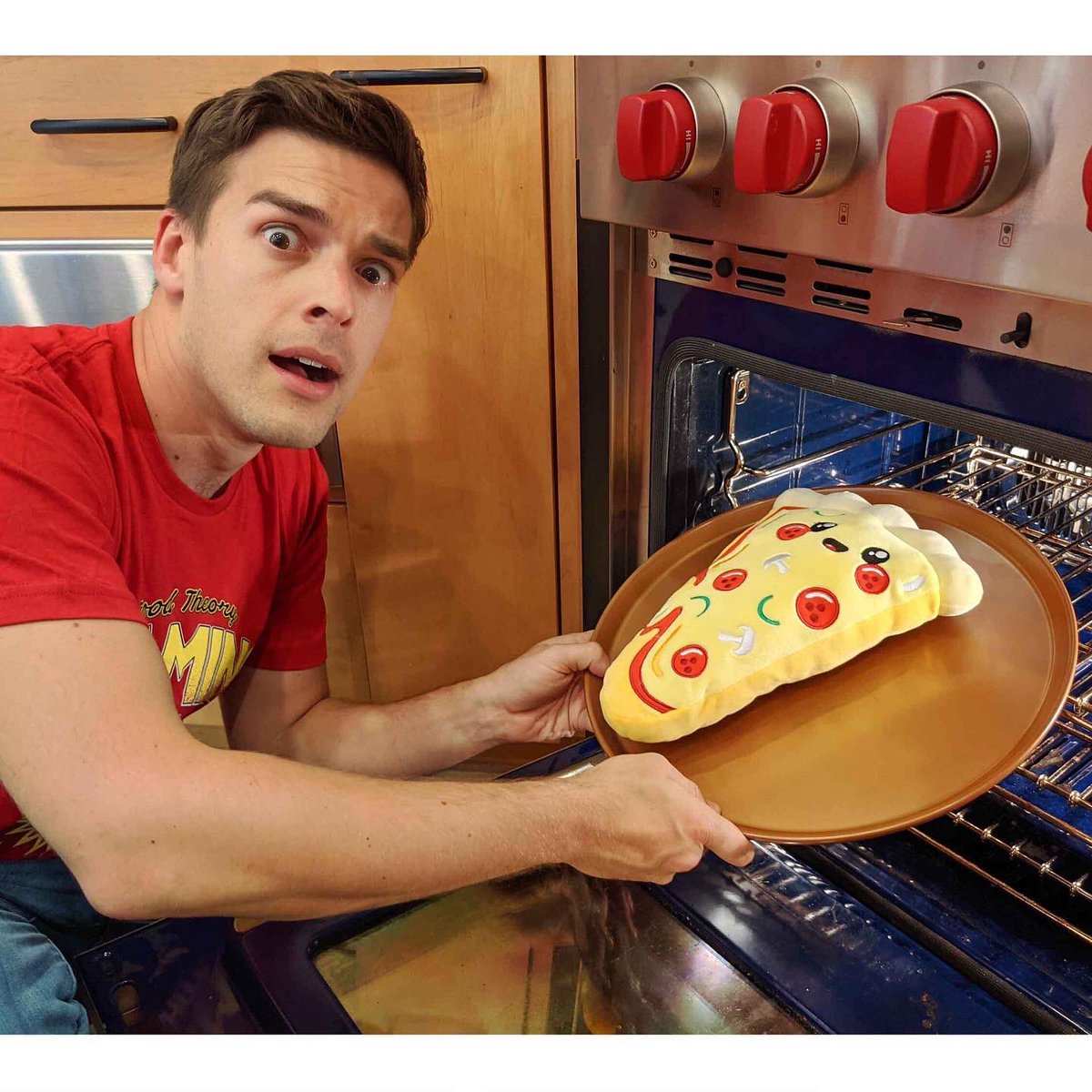 creatorinkhq's tweet photo. 🍕If you’re going to be the kitchen captain, you’ve gotta have the appropriate attire! 🍔 NEW Food Theory merch is here! Pre-order your items now!🥤Available for a limited time! #foodtheory #theorywear https://t.co/lbpRyWYveb