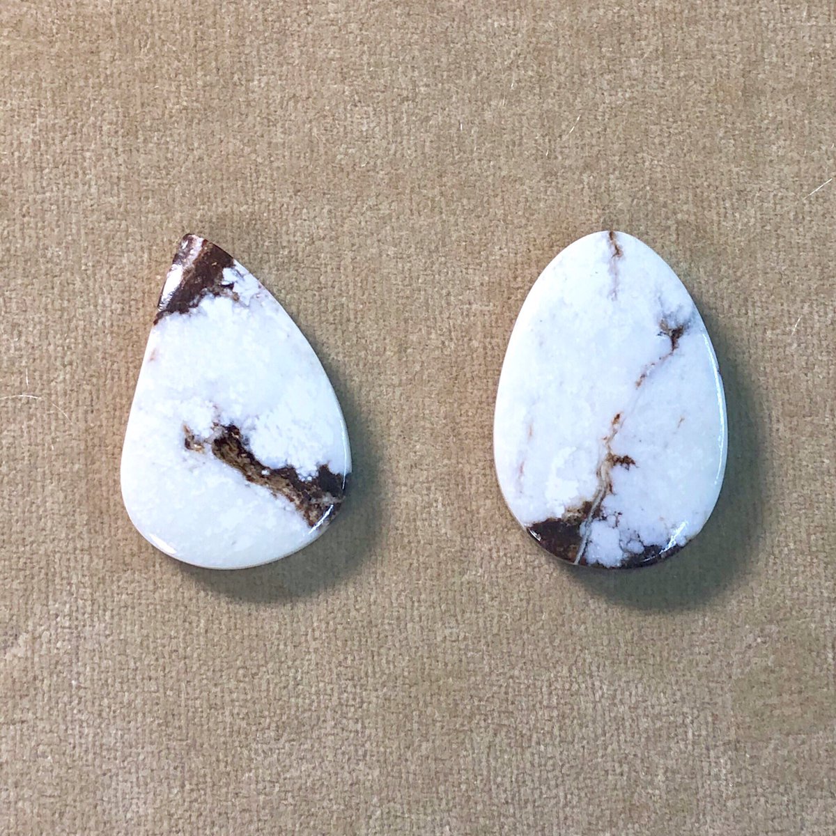 ট ইট র はやてん๑ ちびラリマーのペンダント 白ラブも作りましたよー 若いお嬢さんへのプレゼントのご依頼でした 白い石の中の青いシラー 神秘的ですよね 色は薄いけど大きめのラリマーは温めてます 笑 あとこれも温めてる石 ふふふふふ 石の名前