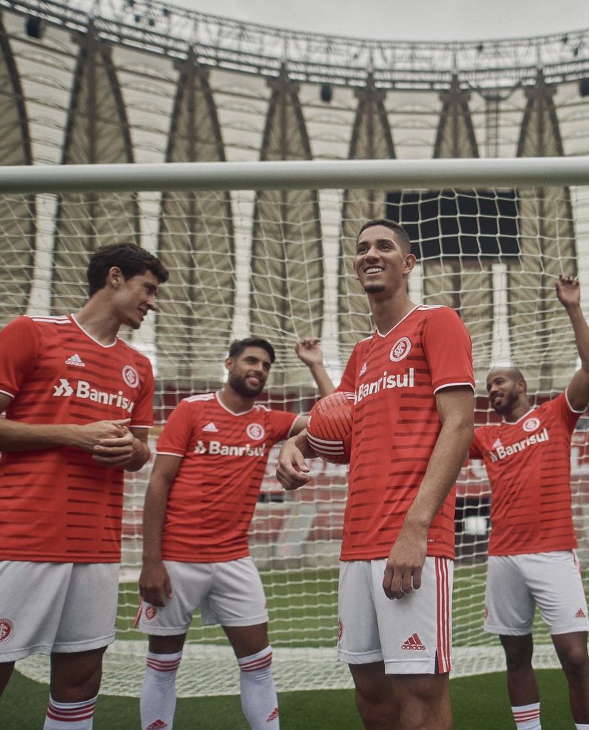 LojaBolaShow's tweet photo. A estampa desta camisa do @scinternacional foi inspirada no espetacular Estádio Beira Rio. O escudo costurado e a inscrição "Gigante para Sempre" mostram onde você se sente mais em casa.
Disponível em nossas lojas!
#bolashow #futebol #scinternacional #camisaoficial https://t.co/7ZbE0Q2ANQ
