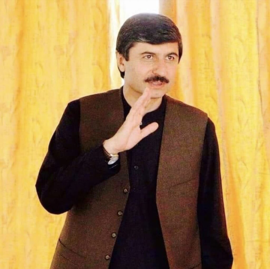 Hemat2023's tweet photo. جګ او ټیـټ سـرونه ډېــر دي پۀ نړۍ کې 
هغه سـر ته مې سلام دی چې پر ننګ ځي،،،،
#StateKilledUsmanKakar https://t.co/8lQ8ijcY4r